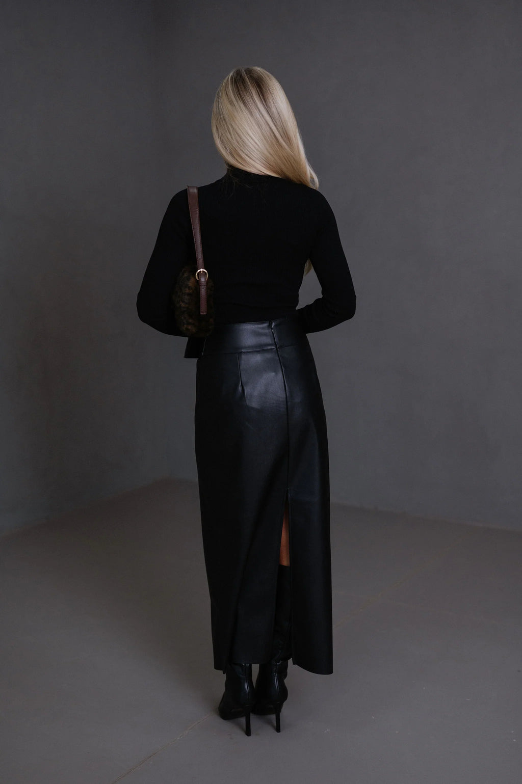 Buckle Waist Back Slit Skirt-Black