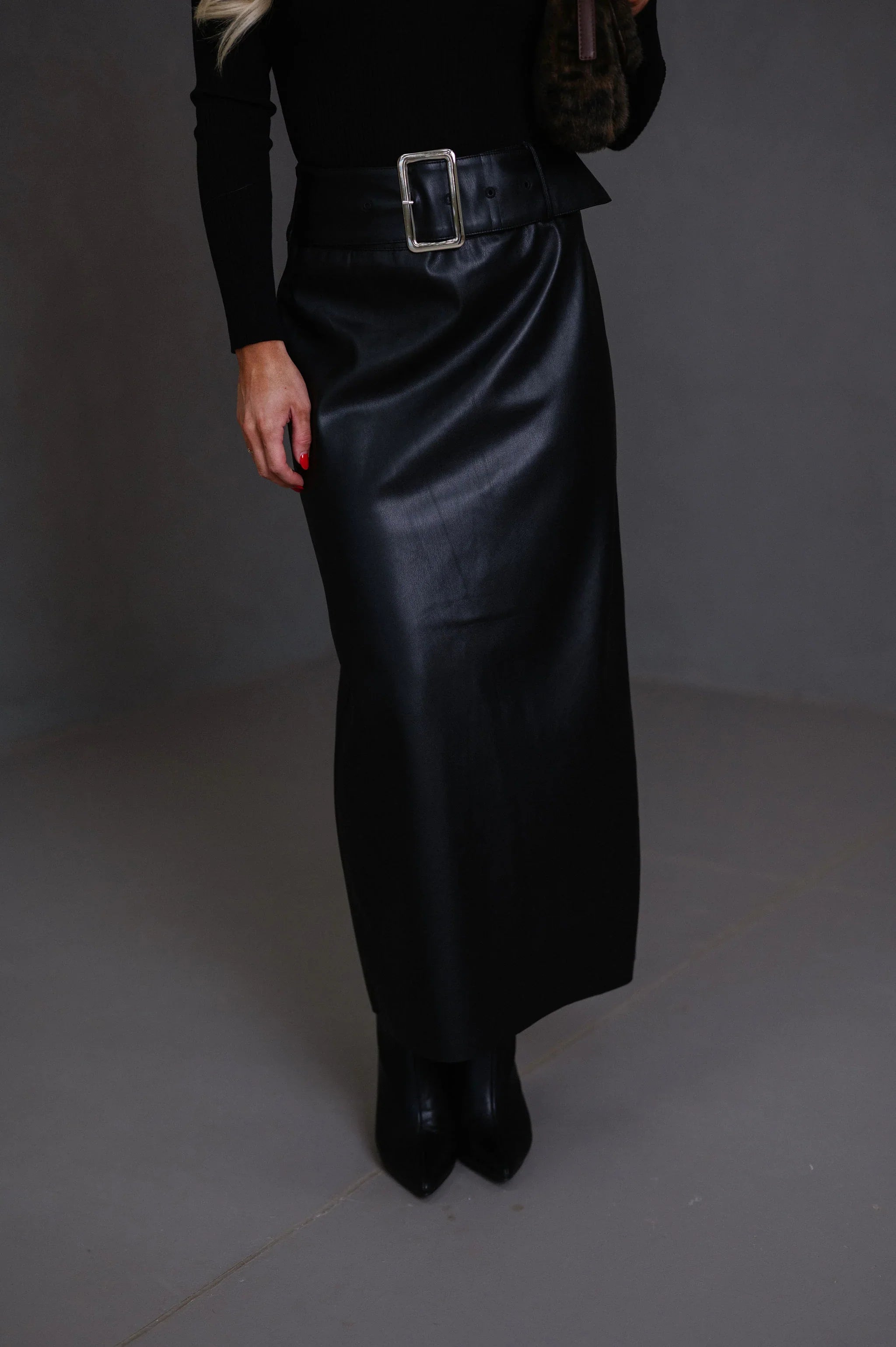Buckle Waist Back Slit Skirt-Black
